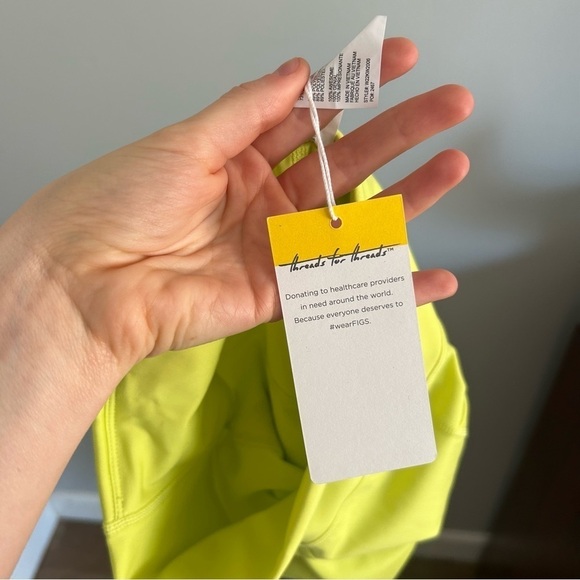 NWT NEW Figs Performance Biker Shorts with Pockets - Picture 4 of 4